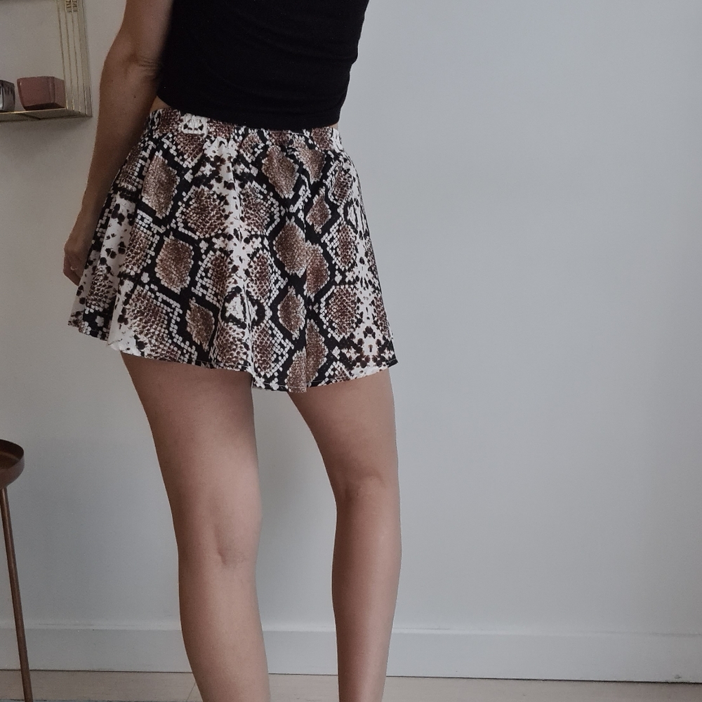 PrettyLittleThing shorts snakeskin print, flared, high waisted size 10. - Picture 10 of 15